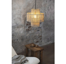 Interiörbild med en hängande lampa i två nivåer och en träpall.