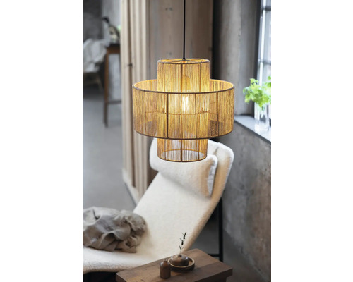 Hänglampa med tre flätade lampskärmar i vardagsrummet