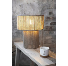 Bordslampa med sladdvinda och kopp på ett träbord