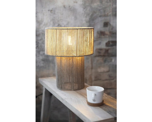 Bordslampa med sladdvinda och kopp på ett träbord