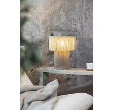 Bordslampa av textil på ett träbord