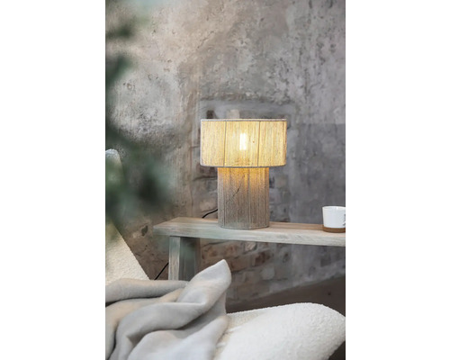 Bordslampa av textil på ett träbord