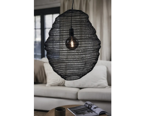 Svart hänglampa med vävd metallstruktur och glödlampa