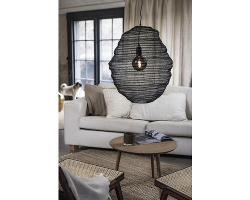 Vardagsrum med trådnätslampa över ett soffbord