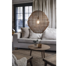 Vardagsrum med soffa, bord och hängande lampa av flätat material