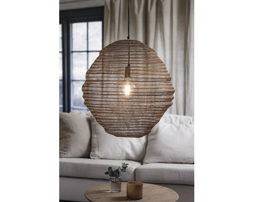 Dekorativ hänglampa av metallnät ovanför soffbord