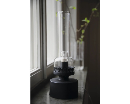 Dekorativ lampa med glas cylinder på fönsterbräda