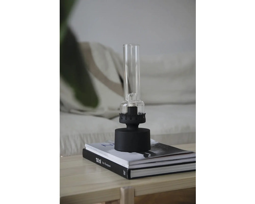 Dekorativ bordslampa med glasylinder på böcker