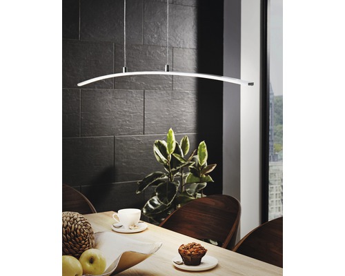 Taklampa EGLO LED krom/vit Scen med pendellampa ovanför matbord med porslin och mat framför en mörk stenvägg