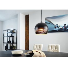 Hängande metallampa över matbordet i modern matsal