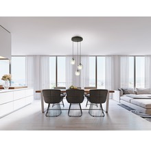 Matsal med matbord, stolar och hänglampa i modern design