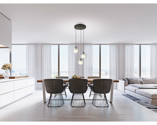 Matsal med matbord, stolar och hänglampa i modern design