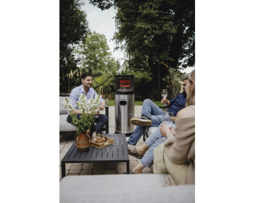 Utomhusscen med en grupp människor som sitter runt en Enders uteplatsvärmare.