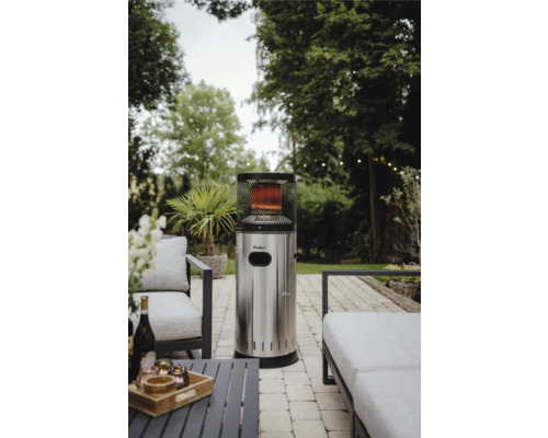 Terrass med terrassvärmare och trädgårdsmöbler