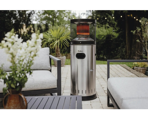 Terrass med Enders terrassvärmare, sittmöbler och växter för en trevlig atmosfär