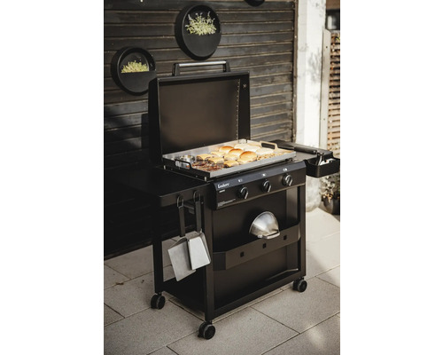 Enders gasolgrill med hamburgare och bullar på grillplatsen utomhus