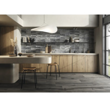 Modernt kök med trägolv, köksskåp i trä och grått kakel