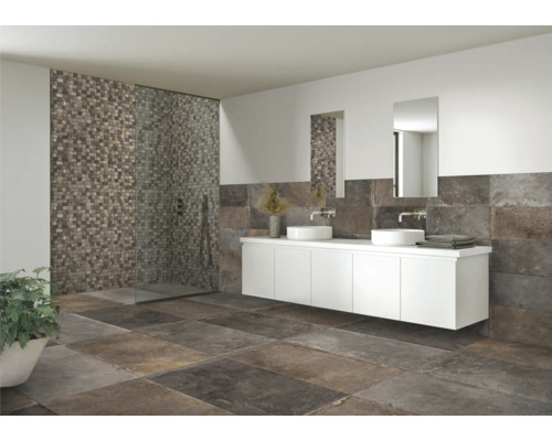 Badrum med dusch, handfat och kakel i modern design.