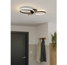 Modern taklampa med ringformad design i hallen.