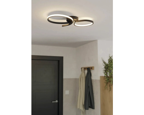 Modern taklampa med ringformad design i hallen.