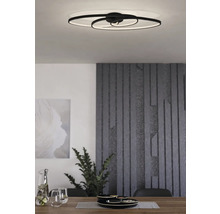 Modern vardagsrumsscen med en LED-taklampa ovanför ett matbord.