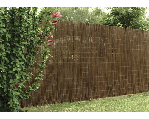Bambumatta som trädgårdsstaket för avskildhet.