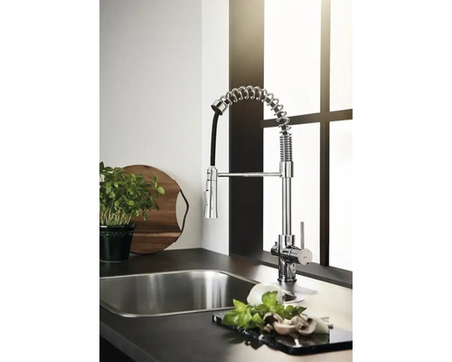 Köksscen med diskbänksblandare med spiralfjäder