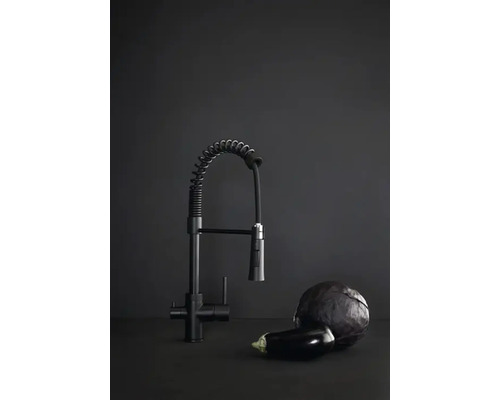 Köksblandare med spiralfjäder och grönsaker