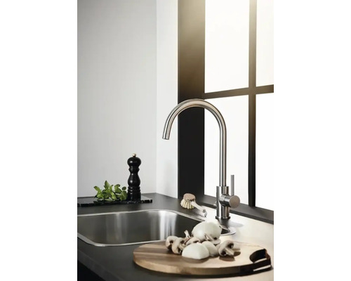 Diskho med blandare, skärbräda, svampar och lök