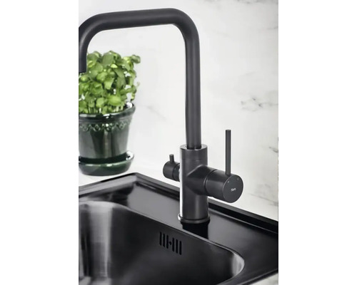 Svart köksblandare med hög pip bredvid en diskho