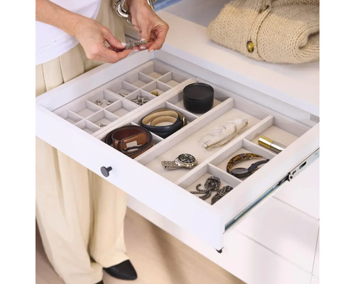 Utdragen låda med smyckesinsats för förvaring av accessoarer och smycken
