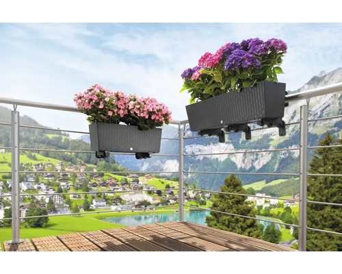 Balkongscen med två planterade blomlådor hängande på ett räcke