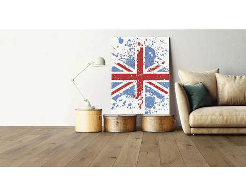 Vardagsrum med soffa, bordslampa och en målning med brittiska flaggan som motiv