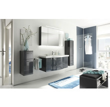 Modernt badrum med handfat, spegelskåp, högskåp och bänk