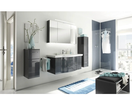 Modernt badrum med handfat, spegelskåp, högskåp och bänk