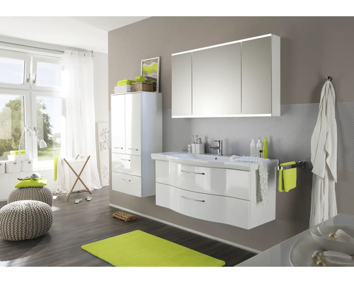 Ljust badrum med vitt tvättställsskåp, spegelskåp, högskåp och fönster