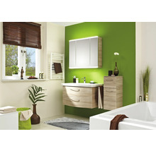 Ljust badrum med tvättställ, spegelskåp och badkar i modern design