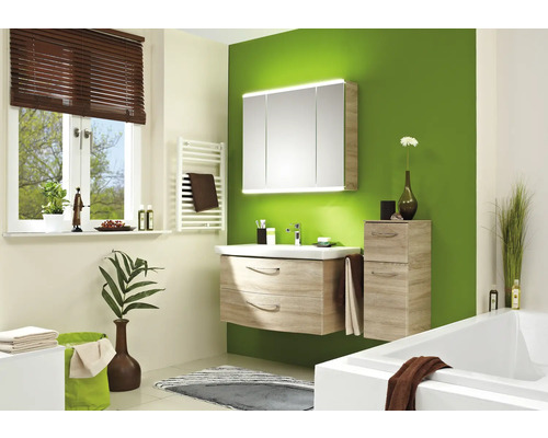 Ljust badrum med tvättställ, spegelskåp och badkar i modern design