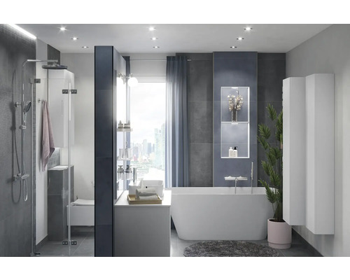 Modernt badrum med dusch, badkar, handfat och förvaring