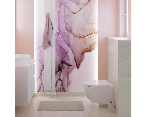 Ljust badrum med handfat, handdukstork, toalett och mönstrad vägg