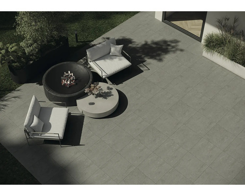 Terrass med terrassplattor, eldstad, fåtöljer och bord