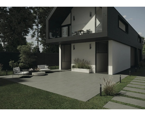 Moderna hus med terrass, trädgårdsmöbler och gräsmattor