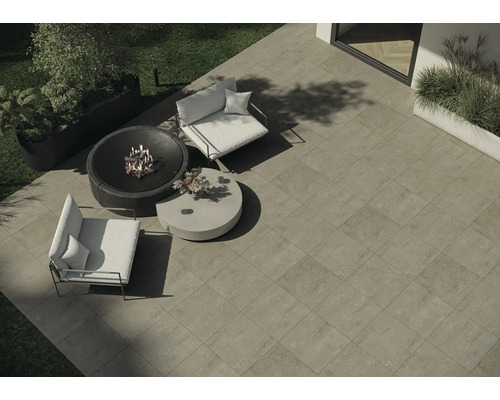 Terrass med eldstad, sittgrupp och blomlådor