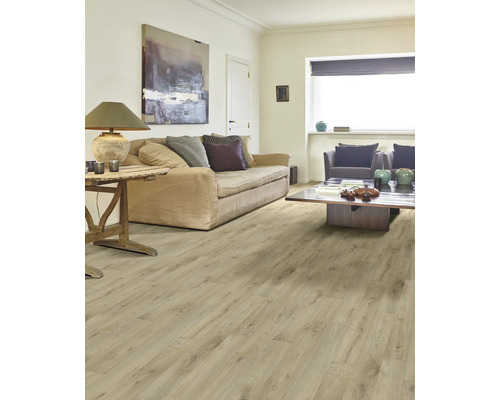 Vardagsrum med soffa, bord och ljust trägolv