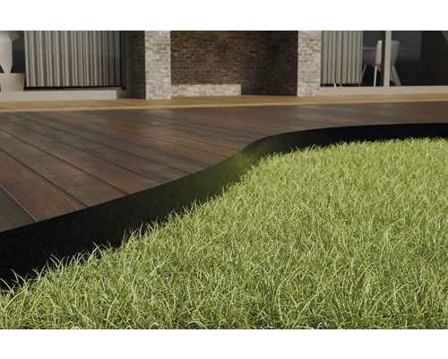 Terrass med trägolv och gräsmatta
