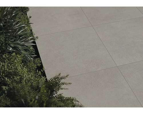 Terrassplattor lagda bredvid växter