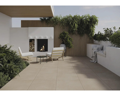 Terrass med golvplattor, öppen spis och sittgrupp utomhus.