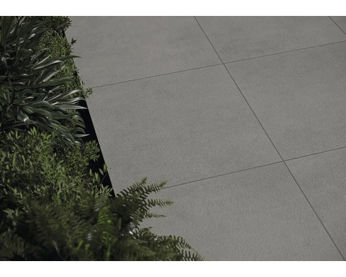 Terrassplattor lagda bredvid gröna växter.