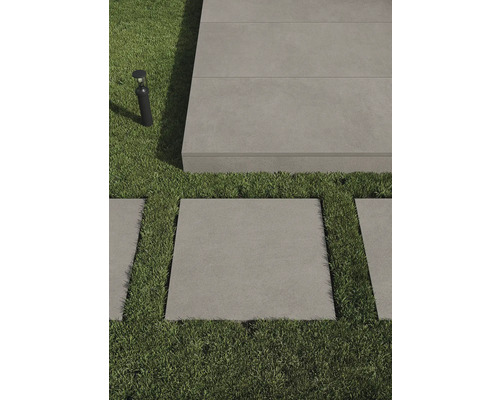 Trädgårdsdesign med gräsmatta, stenplattor och utomhusbelysning