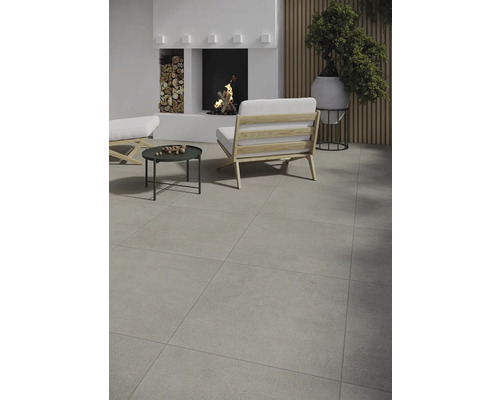 Terrass med klinkergolv, eldstad och sittplatser utomhus